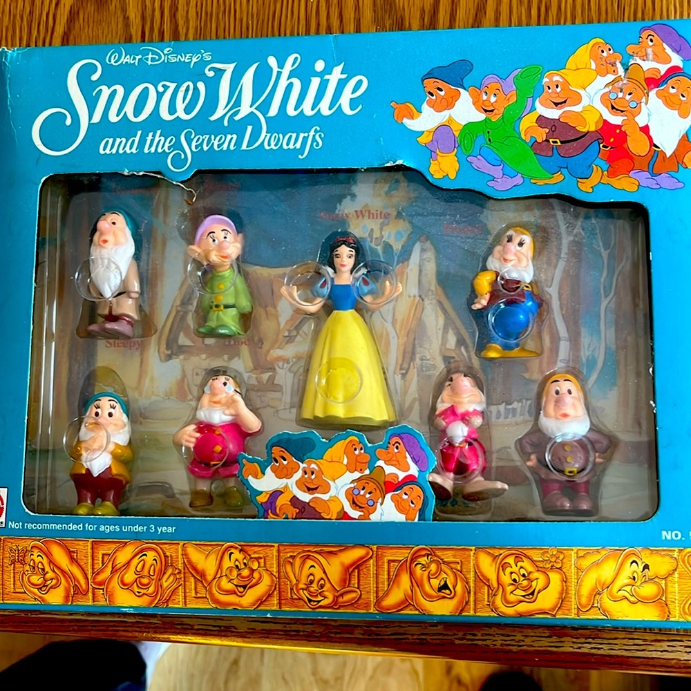 Snow White and the Seven Dwarfs set of figurines by Mattel